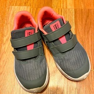 toddler girl  size 10 nike star runner velcro shoes